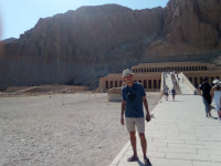 2022.08.21 Against the background of the Mortuary Temple of Hatshepsut, I am in full growth.