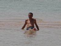2022.08.23 In the bay of our Hurghada beach (Egypt) at low tide, it was so shallow that in the middle of it you could sit on the bottom like that and not drown.