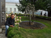 2022.09.11 В более приподнятом настроении, чем какое-то увядшее металлическое дерево в Благовещенском мужском монастыре города Мурома.