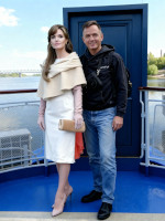 2022.09.11 Нейросетевой Telegram-бот @PixelNanoBot сделал эту фотографию из 2-х: предыдущей фотографии меня и кадра с Анжелиной Джоли (Angelina Jolie) в фильме «Турист» (Tourist, 2010).