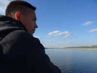 2022.09.11 Задумчиво смотрю на Оку, по которой плыву с компанией («Инрэко ЛАН») на прогулочном теплоходе.