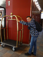 2022.10.09 1-я в моей жизни возможность поработать портье и покатать такую тележку для чемоданов предоставилась мне в гостинице “Kaiserhof” в Калининграде (Königsberg).