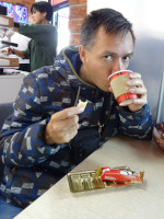 Изучаю на практике, через свои вкусовые ощущения, что же такое марципан (Marzipan – паста из тёртого миндаля с сахаром), в калининградской кондитерской «Марципановый домик».