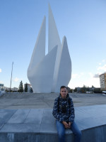 2022.10.09 У памятника – «бумажного» кораблика – светлой памяти рыбаков, погибших в море, на набережной Новой Преголи при её впадении в Преголю, в Калининграде (Königsberg).