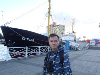 2022.10.09 У среднего рыболовецкого траулера СРТ-129 – одного из экспонатов Музея Мирового океана на вечной стоянке у него на реке Преголе в Калининграде (Königsberg).