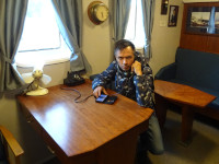 2022.10.09 Гиперзанятой капитан плавучего маяка «Ирбенский» вынужден пользоваться одновременно 2-мя телефонами, судовым дисковым и мобильным сенсорным.