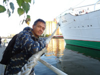 Даже при выполнении тяжёлой работы (швартовки научно-исследовательского судна «Витязь») нужно уметь улыбаться. 😊