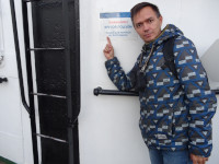 2022.10.09 Меня не остановила надпись «Внимание! Крутой подъём!» на научно-исследовательском судне «Витязь» – просто я замер, задумавшись, какую роль выбрать перед тем, как взобраться, моряк я или спортсмен? 🤔