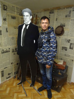 Рост одного из самых необычных советских поэтов, Владимира Маяковского, был 189 см, так что он тут (в Музее-квартире первых переселенцев в Кёнигсберг) правдоподобно выше меня.