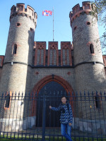 2022.10.10 Трудно было уместить меня с высоченными Фридрихсбургскими воротами (Friedrichsburger Tor) в кадр, даже вертикальный, поэтому ноги обрезаны. Вверху – гюйс и крепостной флаг России.