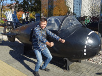 2022.10.10 Изображаю себя за штурвалом этой удивительной сверхмалой подводной лодки «Тритон-1М» проекта 907 у Музея мирового океана в Калининграде (Königsberg).