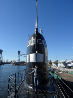 На верхней, внешней палубе дизель-электрической подводной лодки Б-413 “Foxtrot” проекта 641 у Музея мирового океана в Калининграде (Königsberg).