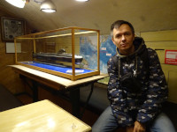 Внутри дизель-электрической подводной лодки Б-413 “Foxtrot” проекта 641 с её макетом.