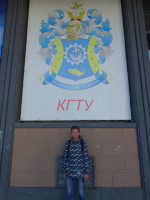 У вывески Калининградского государственного технического университета (КГТУ, существующий с 1930 года как Мосрыбвтуз) с его гербом и лозунгом «моря и земли» (maribus et terrae).