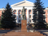 2022.10.10 У памятника Петру I как основателю флота России (2003) скульптора Льва Ефимовича Кербеля (1917 – 2003), а сам памятник – у штаба Балтийского флота в Калининграде (Königsberg).