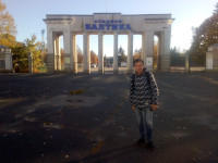 У входа на (старый) стадион «Балтика» – когда-то домашний стадион «премьер-лигового» футбольного клуба «Балтика», а ныне домашний стадион «2-лигового» футбольного клуба «Балтика-БФУ».