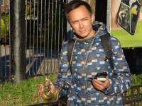 2022.10.10 С одной из 7 бронзовых скульптур семейства хомлинов дизайнера и янтарщицы Наталии Шевченко и её мужа и скульптора Андрея Следкова, а именно со скульптурой «Хомлин верхом на улитке», а именно верхом – малышка‑хомлин Уля.