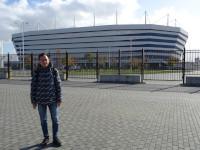 Перед «океанским лайнером» стадиона «Калининград», с 6 августа 2023 года называющимся в угоду капиталистам «Ростех-ареной».