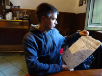 2022.10.11 В калининградском ресторане (и пивном баре, но это не для меня) «Редюит» делаю вид, что читаю «фирменную газету», которая, кажется, была меню со всякими вкусностями. 😋