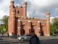2022.10.11 Слева от Королевских ворот (Königstor) Калининграда (Königsberg) – одних из 8-ми сохранившихся городских ворот (6/8).