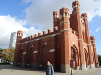 2022.10.11 Справа от Королевских ворот (Königstor) Калининграда (Königsberg) – одних из 8-ми сохранившихся городских ворот (6/8).