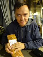 2022.10.11 Looking forward to a delicious order, I am holding the cutlery to show you the name of this Kaliningrad restaurant, or rather, a “German restaurant with a Russian soul, “Aunt Fischer”. 😋