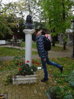 2022.10.12 Тянусь к бюсту 😇 знаменитой бабушки Александра II, Луизы Августы Вильгельмины Амалии Мекленбургской (Luise Auguste Wilhelmine Amalie zu Mecklenburg), королевы Пруссии, которая однажды останавливалась на ночлег в Зеленоградске (Cranz).