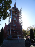 2022.10.12 Спереди реставрируемого православного храма Преображения Господня (бывшей лютеранской Adalbertkirche 1896 года) в Зеленоградске, (Калининградская область).