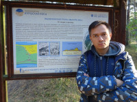 2022.10.12 Радостно и воодушевлённо шагаю по экологической тропе «Высота Эфа» на Куршской косе, а суровый такой тут только к тем, кто вопреки рекомендации стенда оставляет мусор на маршруте. 🧐