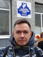 У вывески Гусевского хрустального завода имени Акима Мальцева, существующего с 1756 года, перед экскурсией на него.