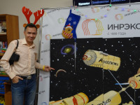 2022.12.30 The New Year's deer shows which part of the company-wide modular painting “Inreсo LAN” he specifically painted; both the artist and the painting are partially visible.