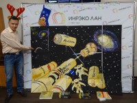 Новогодний олень показывает, какую часть общефирменной модульной картины «Инрэко ЛАН» нарисовал конкретно он; и художник, и картина видны полностью.