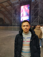 2023.01.27 Перед концертом Дианы Арбениной и группы «Ночные снайперы» во Владимире, в ледовом дворце «Полярис», перед экраном с её фамилией внизу.