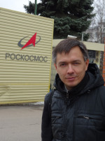 У ворот «Роскосмоса», пытаюсь проникнуть на территорию одного из его предприятий. 🤫
