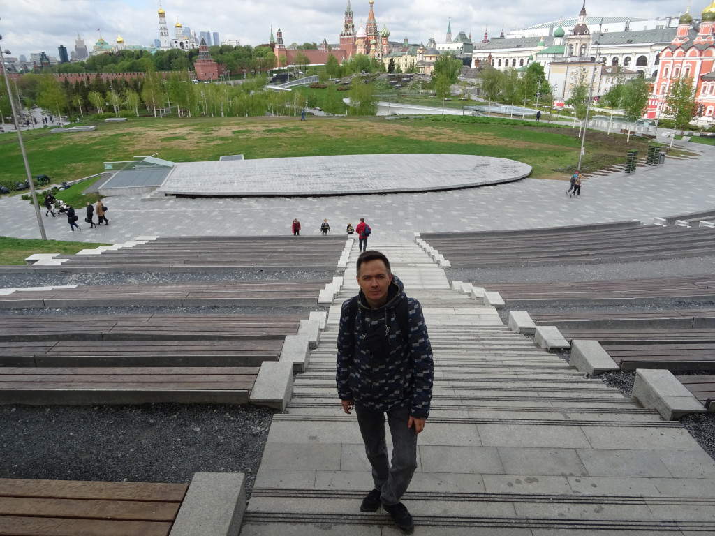 2023.04.29 На лестнице (частично крытого) амфитеатра на холме парка Зарядье с видом на московский Кремль. 2023.04.29 На лестнице (частично крытого) амфитеатра на холме парка Зарядье с видом на московский Кремль.