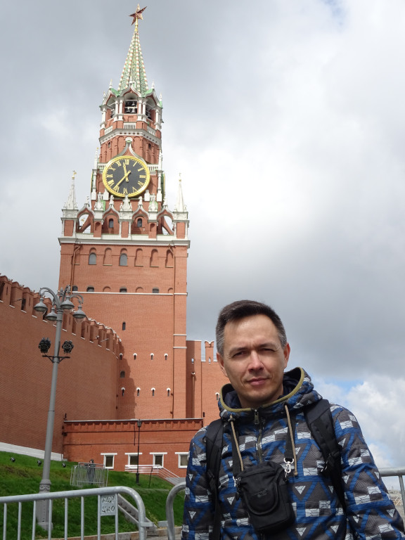 2023.04.29 Я и трусливо отгородившийся от меня Кремль, в частности, его Спасская башня с «новогодними» курантами. 2023.04.29 Я и трусливо отгородившийся от меня Кремль, в частности, его Спасская башня с «новогодними» курантами.
