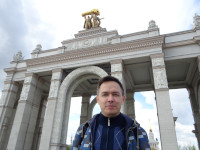 2023.04.29 At the arch of the main entrance to VDNKh (Moscow, Russia) with the “Tractor Driver and ColKhoz Woman” sculpture (1954) at the top.