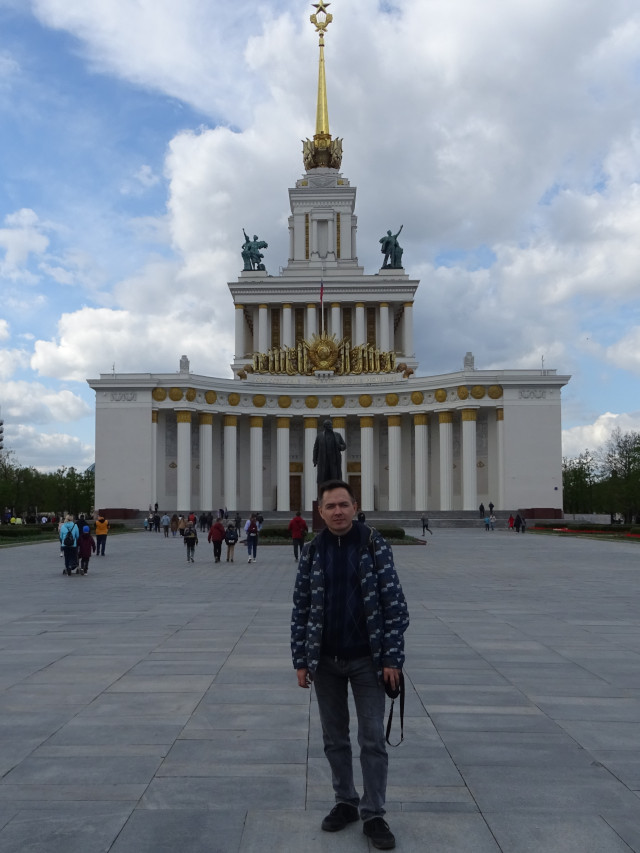 2023.04.29 На фоне Главного/Центрального павильона (1954) ВДНХ и памятника Ленина (1954) прямо перед ним. 2023.04.29 На фоне Главного/Центрального павильона (1954) ВДНХ и памятника Ленина (1954) прямо перед ним.