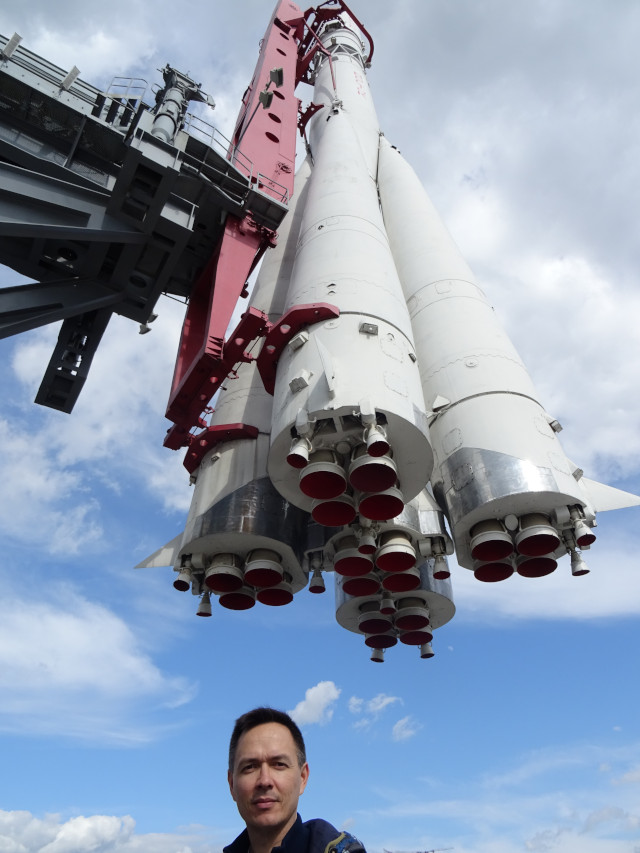 2023.04.29 Смело стою́ хоть и не под настоящей 3-ступенчатой ракетой-носителем «Восток», но под всё равно тяжёлым её полноразмерным макетом на площади Промышленности прямо перед павильоном № 34 «Космос» на ВДНХ. 2023.04.29 Смело стою́ хоть и не под настоящей 3-ступенчатой ракетой-носителем «Восток», но под всё равно тяжёлым её полноразмерным макетом на площади Промышленности прямо перед павильоном № 34 «Космос» на ВДНХ.