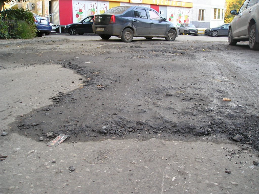 Т-образный перекрёсток улицы Восточной и дороги между домами 28 и 30 по улице Юбилейная во Владимире в сентябре-2015