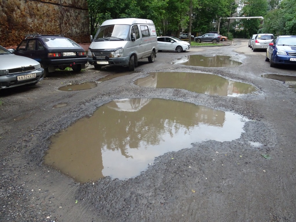 Т-образный перекрёсток улицы Восточной и дороги между домами 28 и 30 по улице Юбилейная во Владимире в июле-2018