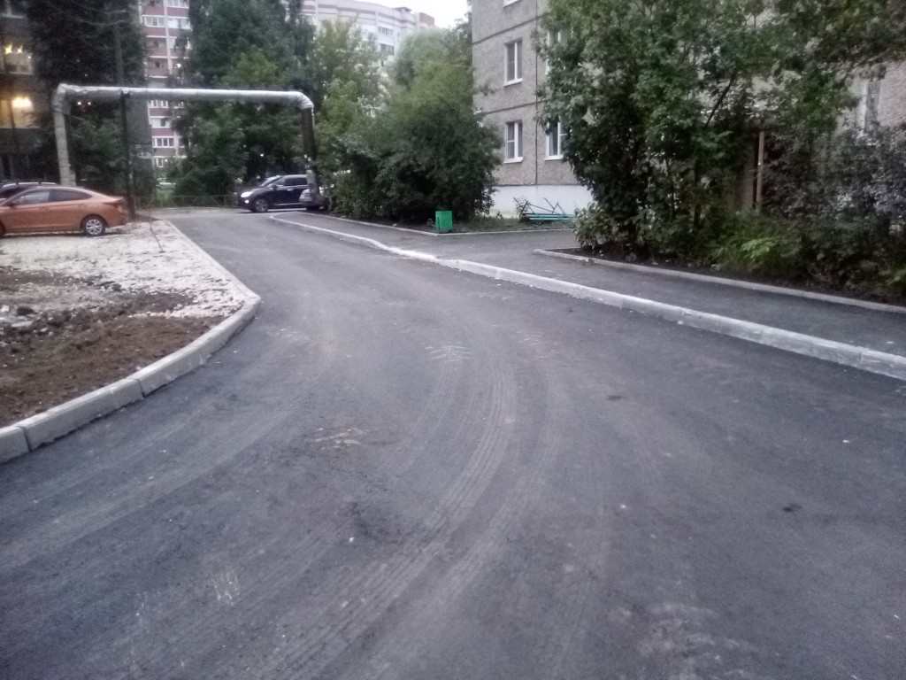 Т-образный перекрёсток улицы Восточной и дороги между домами 28 и 30 по улице Юбилейная во Владимире в августе-2021
