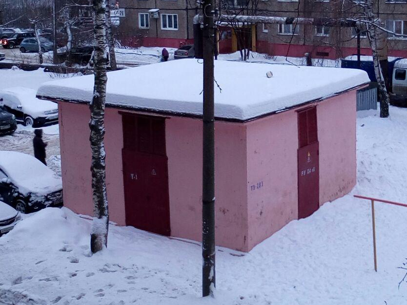 Футбольный мяч на крыше трансформаторной будки