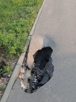 Дырка в тротуаре Большой Нижегородской улицы