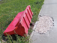 Дырка в тротуаре Большой Нижегородской улицы засыпана гравием