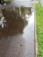 Залитый дождём тротуар проспекта Ленина у его перекрёстка с улицей Верхняя Дуброва