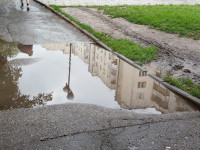 Залитый дождём тротуар проспекта Ленина у сквера Кутузова