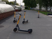 Брошенные посреди тротуара электросамокаты