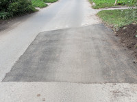 Вырез в асфальте после ремонта на Восточной улице заделан асфальтом же