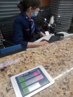 Кажется, нельзя было фотографировать работу сотрудницы авиакомпании/аэропорта, выписывающей посадочные талоны, но любознательным можно. 😇 Так я узнал, что 1 из наших чемоданов (а их всего было 2 на нас 3-х) весил всего 9,1 килограмма, а измерили это аэропортовые весы (под багажной лентой) американской (!) фирмы Mettler Toledo (существует с 1989 года).